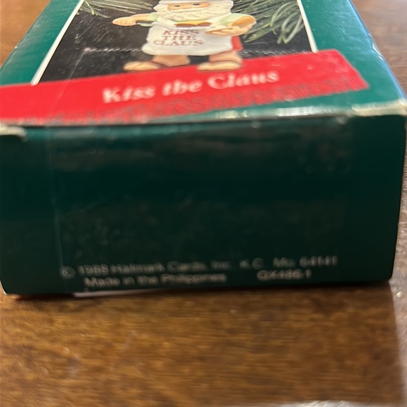 Hallmark Kiss  the Claus Ornament 1988 qx486-1 - Picture 3 of 3
